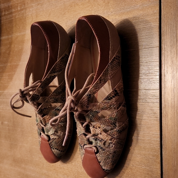 NWT SAKS OFF 5TH BEAUTIFUL LACE UP  FLATS - Picture 4 of 12